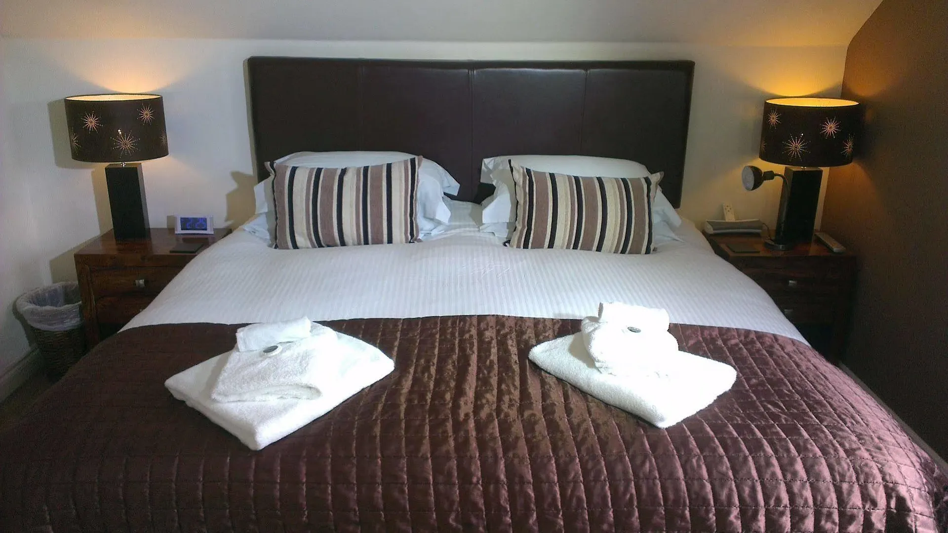The Bath House Boutique B&B - In-Room Breakfast - Free Parking