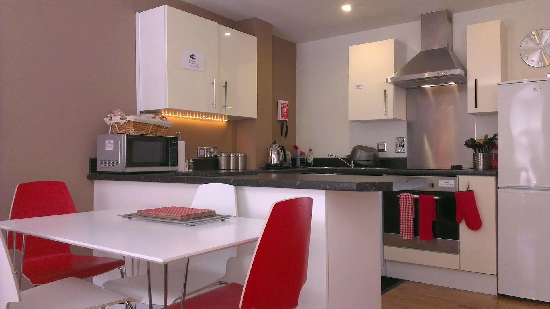 The Bath House Boutique B&B - In-Room Breakfast - Free Parking