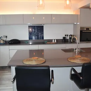 https://airport-stopzzz.hotelsin-chester.com